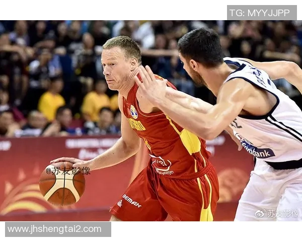 南京篮球队在冠军赛中的灵活性表现引发热议展现团队协作与战术创新