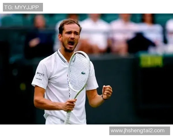 足球明星亲临温网赛场感受网球魅力与激情对决的精彩瞬间 足球明星亲临温网赛场感受网球魅力与激情对决的精彩瞬间