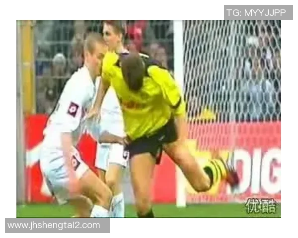 足球明星意外走光瞬间曝光引发热议网友纷纷调侃评论不断 足球明星意外走光瞬间曝光引发热议网友纷纷调侃评论不断